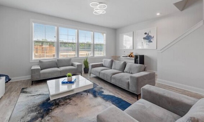 North Newport News House | Large Luxury Townhouse close to Williamsburg & VA beach