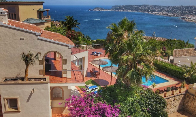 Aduanas Villa | Large luxury villa with spectacular seeview, for 8 persons.