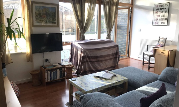 Hackney Apartment | Large modern 1 bed balcony flat in London Fields & Broadway Market Near Pool