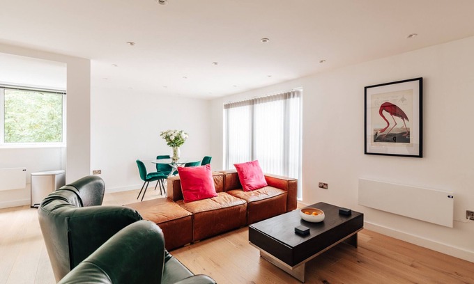 Bath Apartment | Large Modern 2 Bed Apartment in Bath with Parking