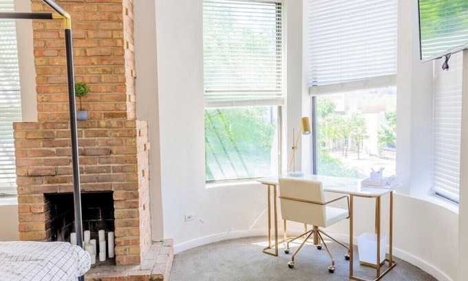 Near North Side Condo | Large Modern 2BD/2BA Condo in River North- Free Parking!