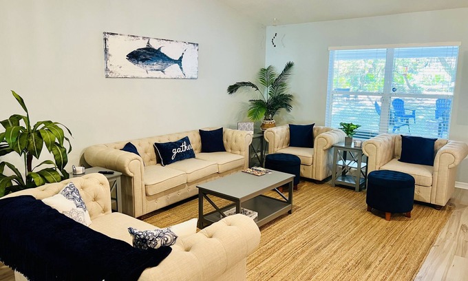 Crystal River House | LARGE MODERN 4 BEDROOM HOME. VERY PRIVATE w HOT TUB & 3 acres!