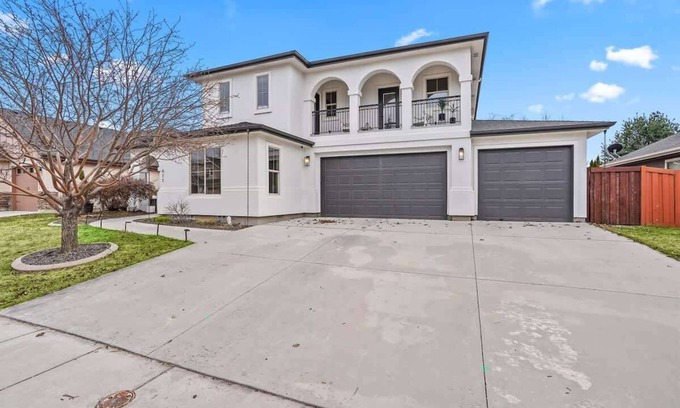 Meridian House | Large Modern 5 Bedroom Custom Home Centrally locat