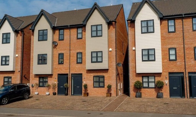 Lowestoft House | Large Modern Scenic 4 Bedroom Townhouse