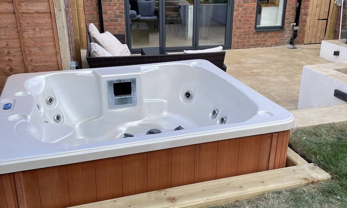 Whitton House | Large Modern Sunny House for Entertaining, Hot-tub, 4 bed nr Twickenham Stadium