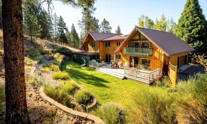Klamath Falls Cabin | Large Mountain Cabin 63 Acres! - Fireplace/Deck/Pets