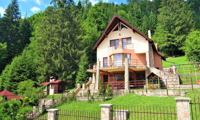 Predeal Villa | Large mountain holiday villa with magnificent views, Brasov