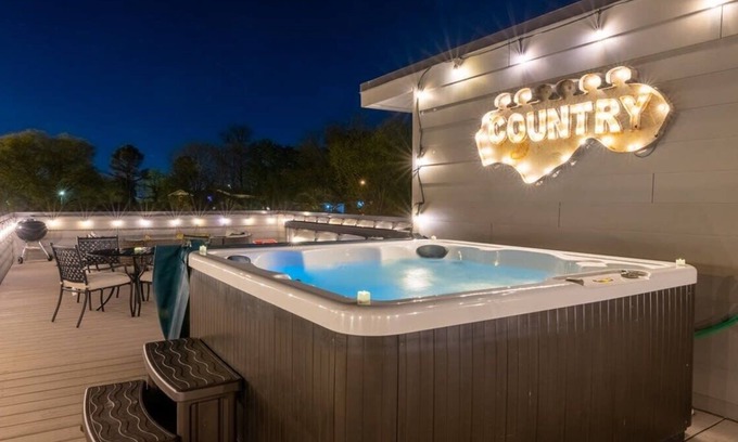 Berry Hill House | Large Music City Luxury Home *10 Beds* w/Hot Tub!