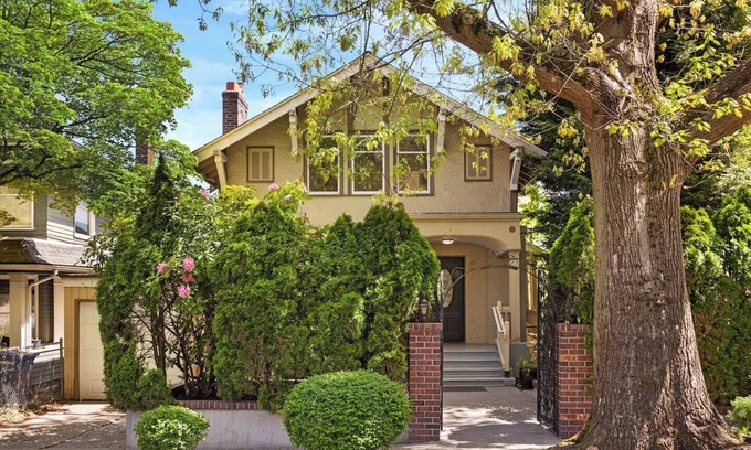 Stevens House | Large N Capitol Hill home for family retreat