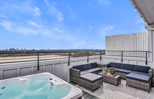 Nashville House | Large Nashville Home Rooftop Hot Tub & City View