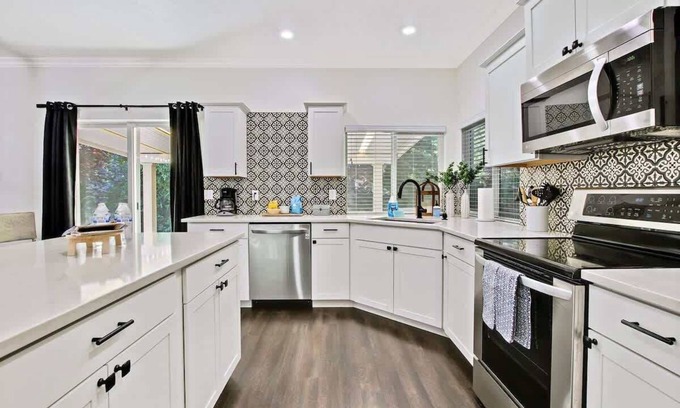 Meridian House | Large Natural Modern Boho Home with HOT TUB