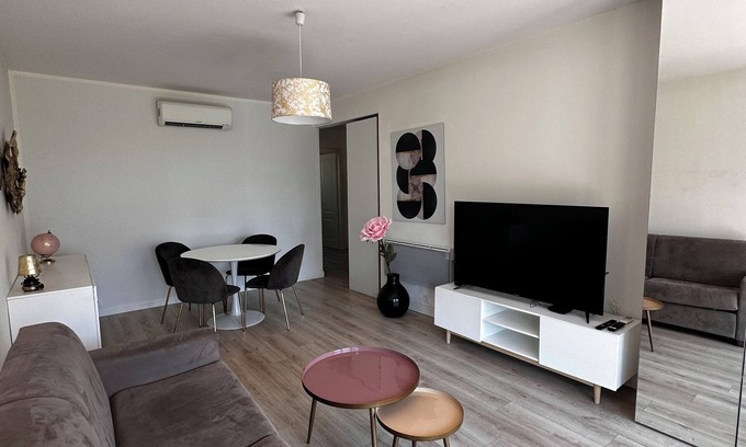 Cros-de-Cagnes Apartment | Large new 2-room apartment next to the beach, air-conditioned, 1 parking space
