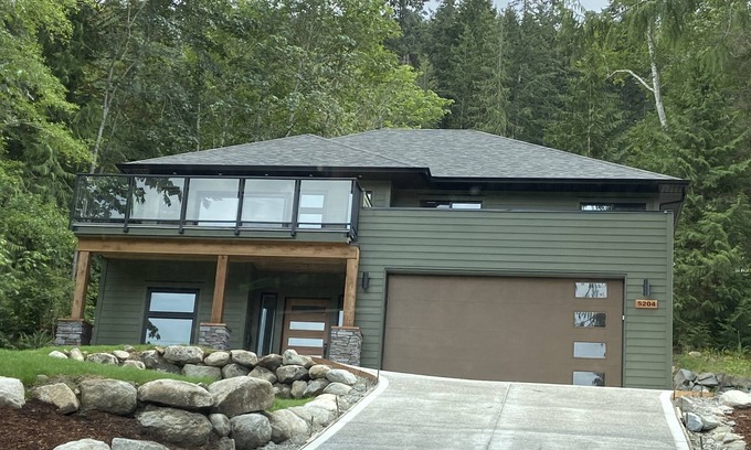 Madeira Park House | Large new home on the beautiful Sunshine Coast. Great hiking, kayaking and views