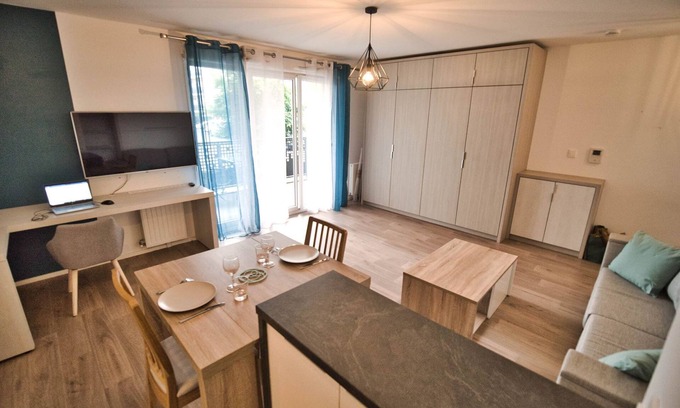 Arpajon Apartment | ★ Large new studio with loggia near station and CH :)