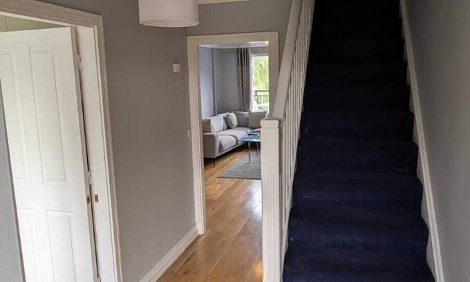 Ongar Apartment | Large, Newly updated 3BD Duplex, 20Min to Airport