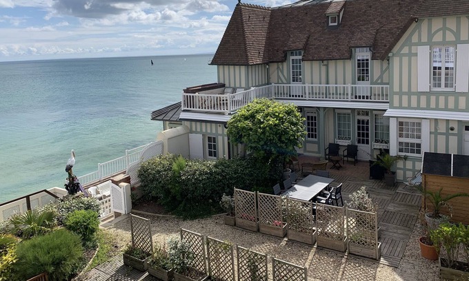Langrune-sur-Mer Villa | Large Norman house right by the sea on the landing beaches