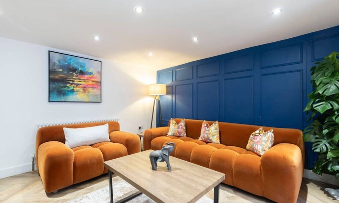 Cheltenham Apartment | Large Period 2-Bed Apartment Close to Town