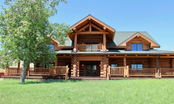 Shell House | Large, picturesque luxury log home for the whole family.