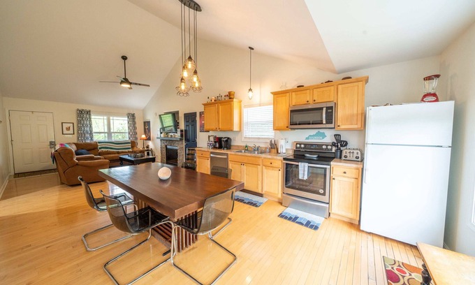 Taylorsville Cabin | ⭐Large Primary suite✦Balcony✦hot tub✦gated✦events⭐