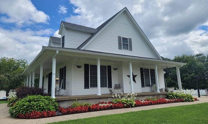 Shepherdsville House | Large Private Home close to Bourbon Trail!/POOL/Free Firewood/Parks/Close to I65