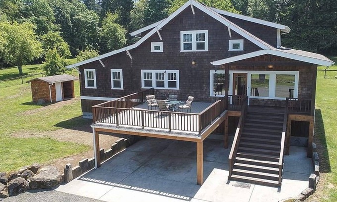 Clatskanie House | Large private home with dock on Beaver Creek. n