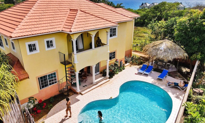 Treasure Beach Villa | LARGE Private Pool - 1 minute walk to beach AC in ALL bedrooms !