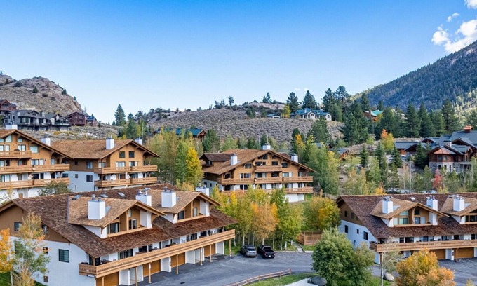 June Lake Condo | Large, renovated Interlaken condo that accommodates 10!