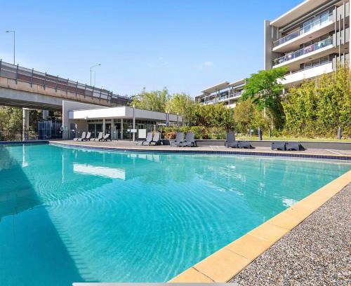 Bowen Hills Apartment | LARGE RESORT APARTMENT in the HEART of Brisbane