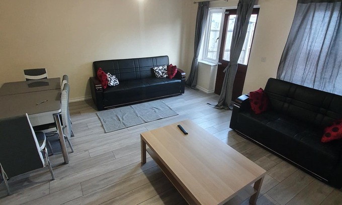 Livesey House | Large Room (Sleeps 3) CLOSE TO CENTRAL LONDON