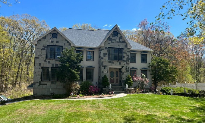 Andover House | Large Scenic Home, Safe Quite Neighborhood, 30 min to Boston, Nashua, Manchester