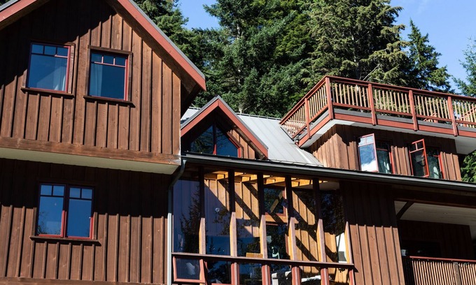 Bowen Island House | Large secluded house in the forest with hot tub