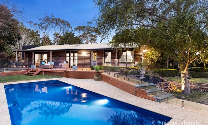 Mount Eliza House | Large solar heated pool, fully fenced secure grounds, sleeps 6 over 3 bedrooms