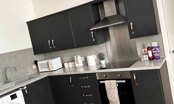 Failsworth Apartment | Large spacious apartment- free parking- sleeps 6nn