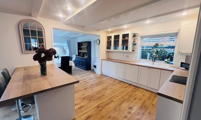Swalecliffe House | Large spacious bungalow, parking for 4 cars, pets welcome!