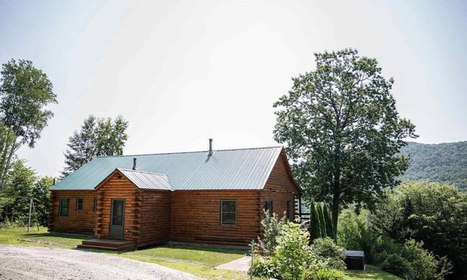 Ellsworth Cabin | Large, Spacious Log Cabin home in the White Mountains, Pet friendly!