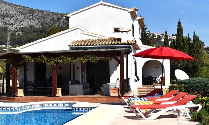 Alcalali Villa | Large, Spacious Villa