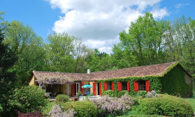 Badefols-sur-Dordogne House | Large stone house between forest and fields with swimming pool