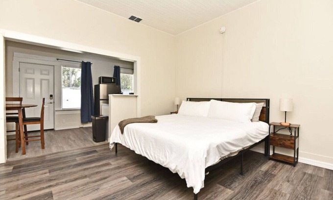 Winter Garden Apartment | Large Studio Apartment Downtown