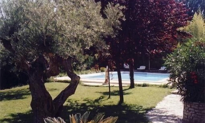 Carnoux-en-Provence Apartment | Large studio with swimming pool in the Cassis Calanques park
