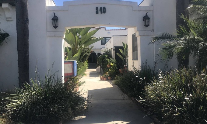 Bluff Heights Apartment | LARGE STUDIO, IN GREAT NEIGHBORHOOD,PET FRIENDLY, PLENTY OF PARKING