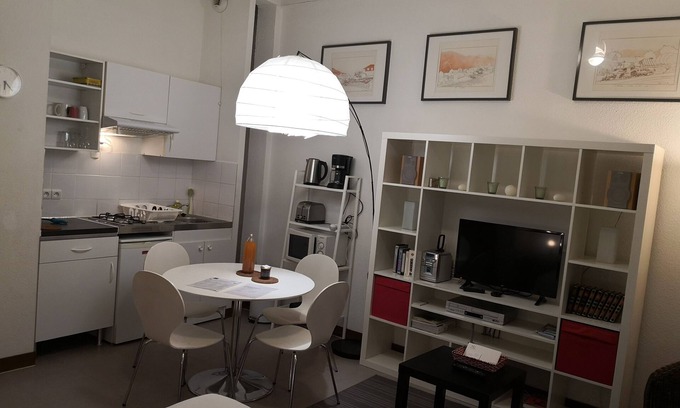 Secteur 2 Apartment | Large studio in historic district 3 TVA
