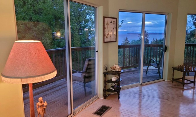 Powell River House | Large Suite Ocean Property with Panoramic views 10 minutes to the private beach