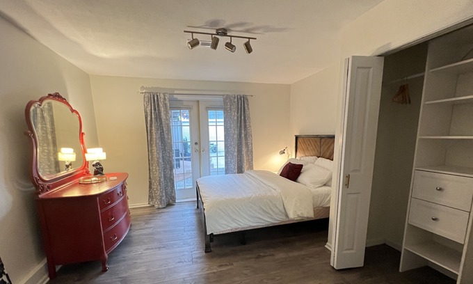 Delta House | Large Suite w/fireplace
