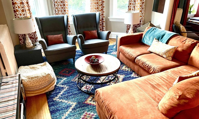 Oak Park Apartment | Large, sunny 3 bedroom apartment two blocks from down town Oak Park.