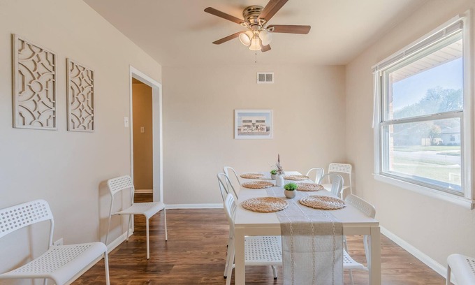 Dallas House | Large, Sunny Yard! Games, Ping Pong, Free Coffee!