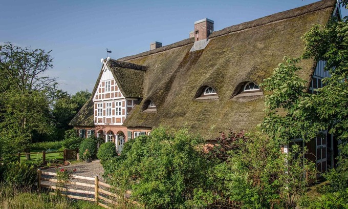 Hechthausen House | Large thatched house with garden and jetty directly on the Oste river