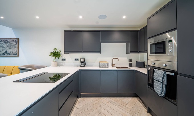 Leeds House | Large Townhouse Near City Centre Private Parking