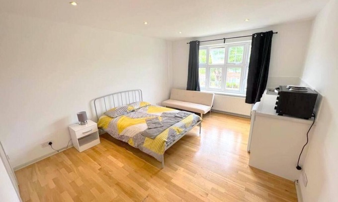 Sutton South Apartment | Large Triple Studio in South London - Sutton