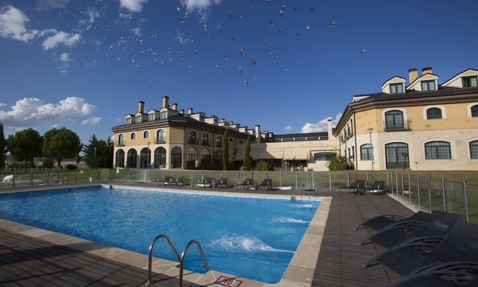 Cebreros Hotel | Large Unit with Easy Golf Access Ideal for Leisure Travelers