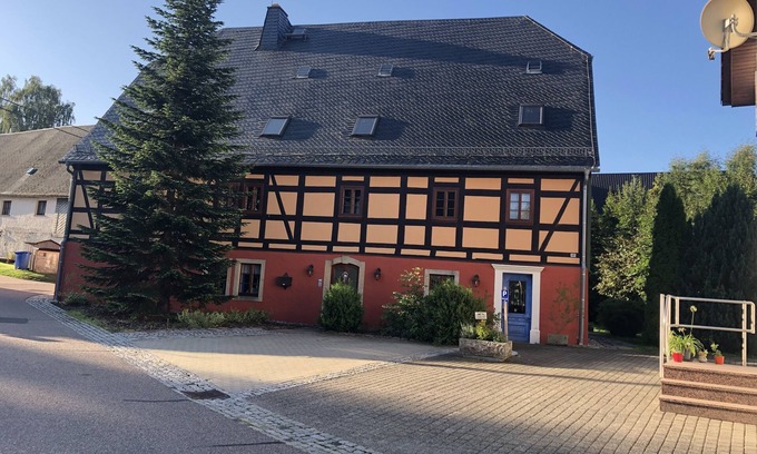 Großhartmannsdorf Apartment | Large vacation apartment in the Erzgebirge with 3 bedrooms and garden area